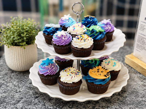 Cupcakes_on_white_stand